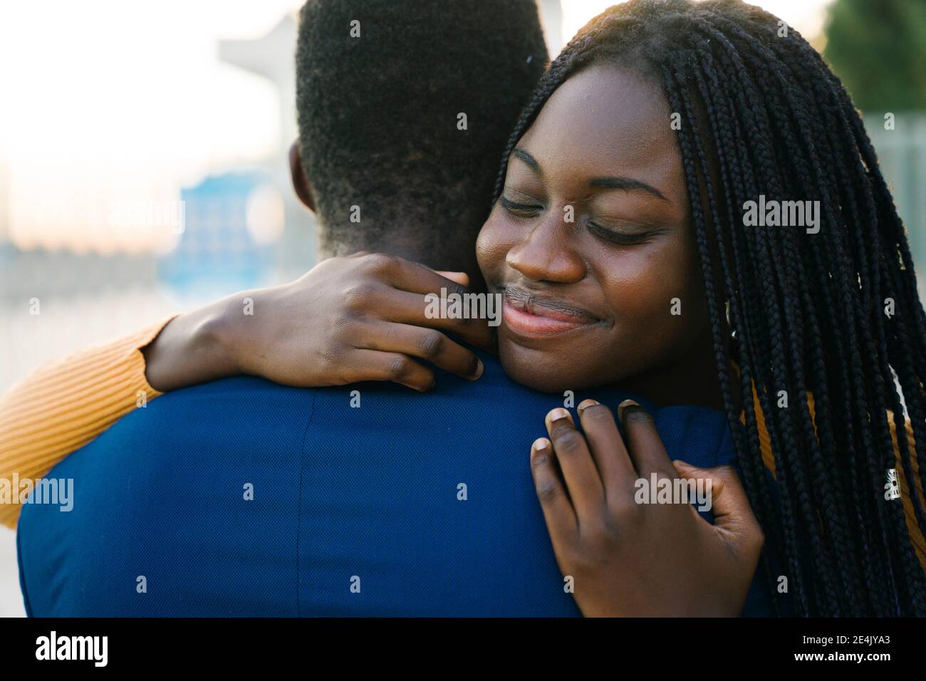 Heterosexuelles Paar umarmt sich gegenseitig im Freien Stockfoto