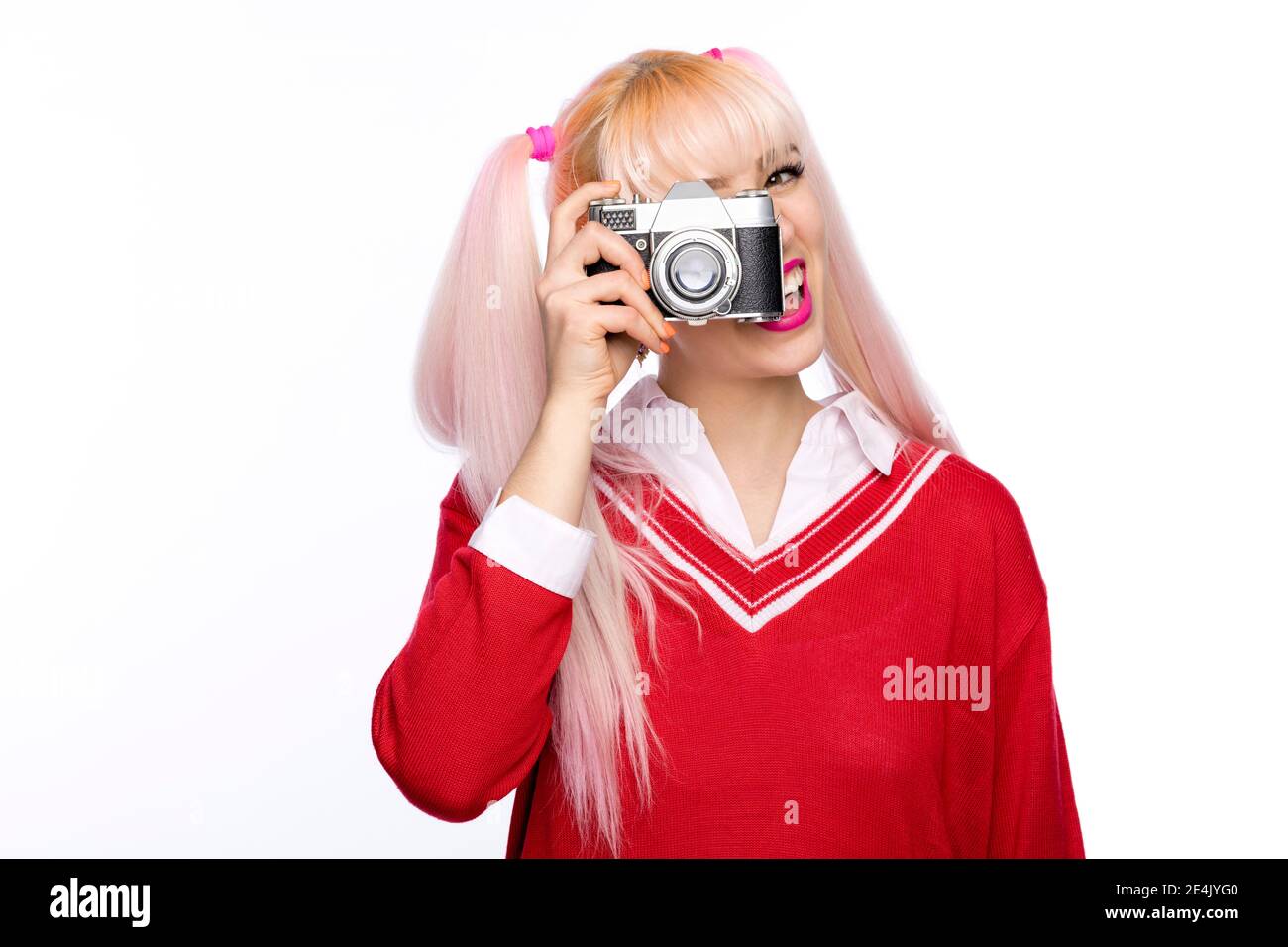 Fröhliche modische Frau fotografieren durch Vintage-Kamera Stockfoto Fröhliche modische Frau fotografieren durch Vintage-Kamera Stockfoto