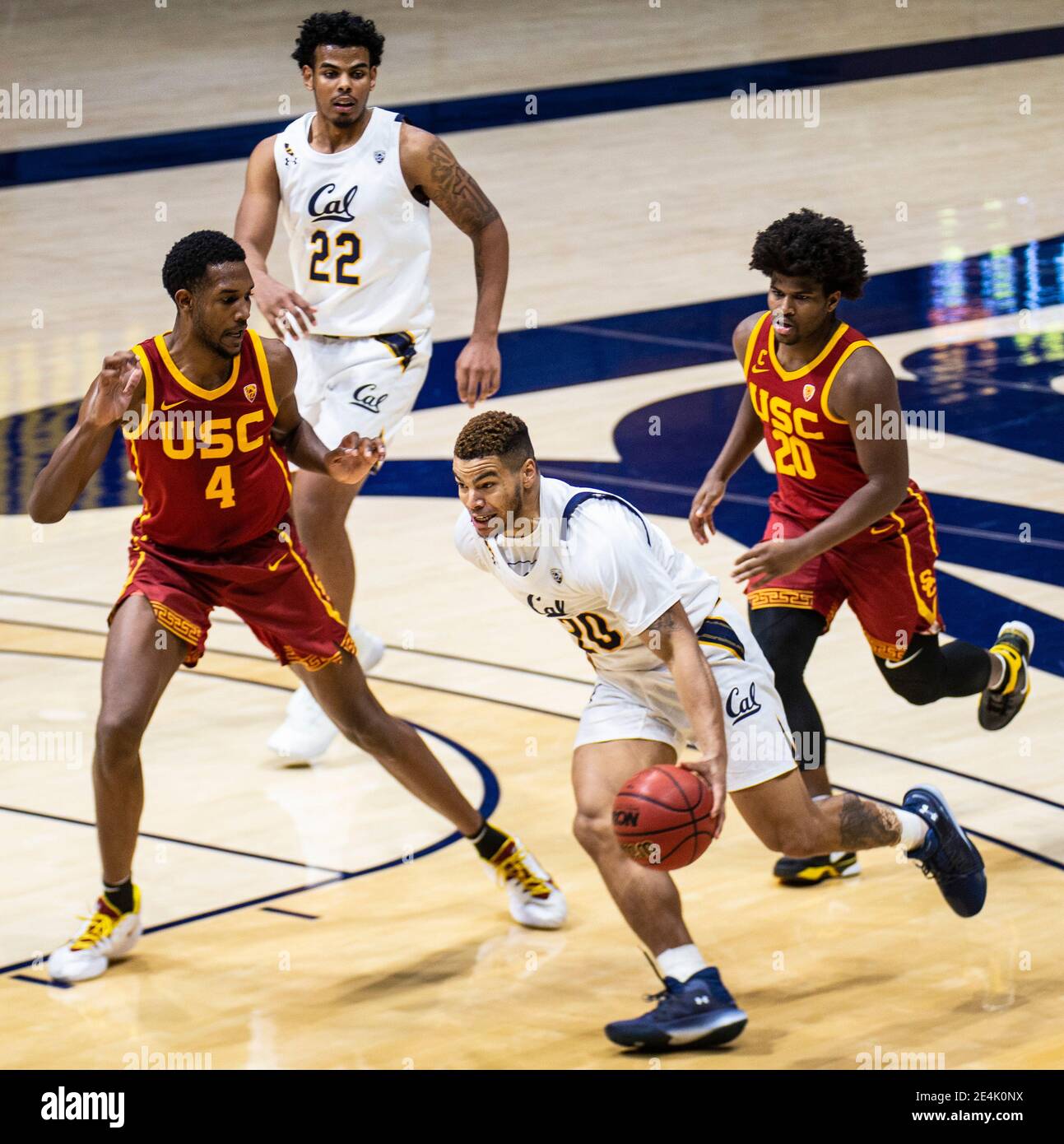 Januar 23 2021 Berkeley, CA U.S.A. der kalifornische Wachmann Matt Bradley (20) fährt während des NCAA Basketballspiels zwischen den USC Trojanern und den California Golden Bears 68-76, die im Hass Pavilion verloren wurden, zum Reifen. Thurman James / CSM Stockfoto