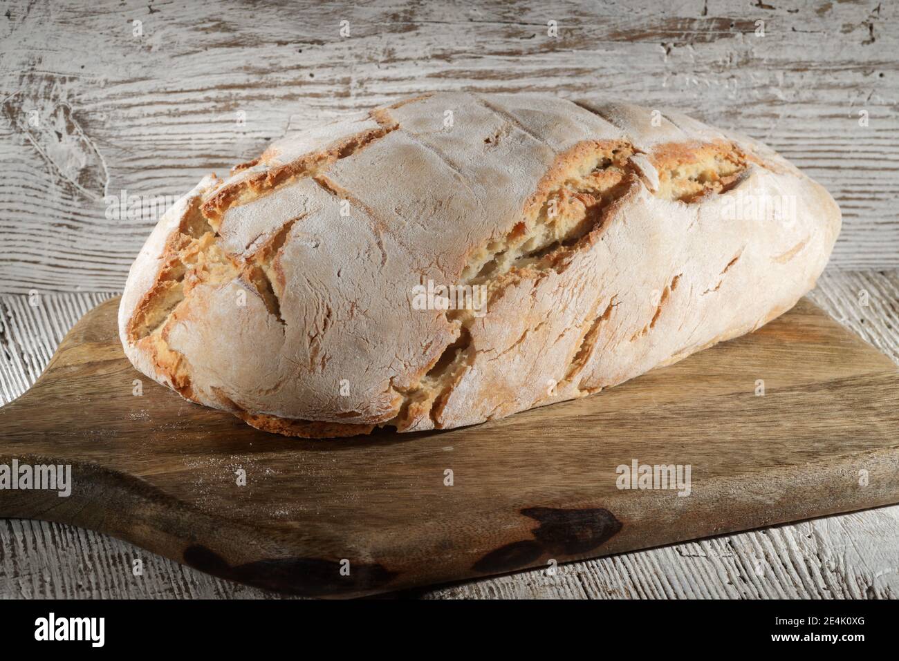 Brot bei Sauerteig. Frisches hausgemachtes Brot auf Holzhintergrund Stockfoto