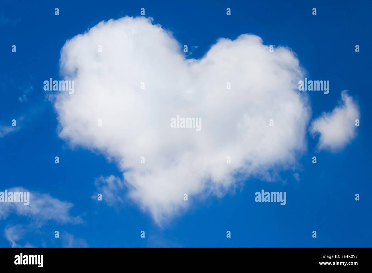 Herzförmige Wolke am blauen Himmel Stockfoto