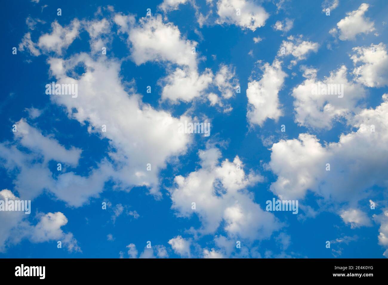 Wolken am blauen Himmel Stockfoto