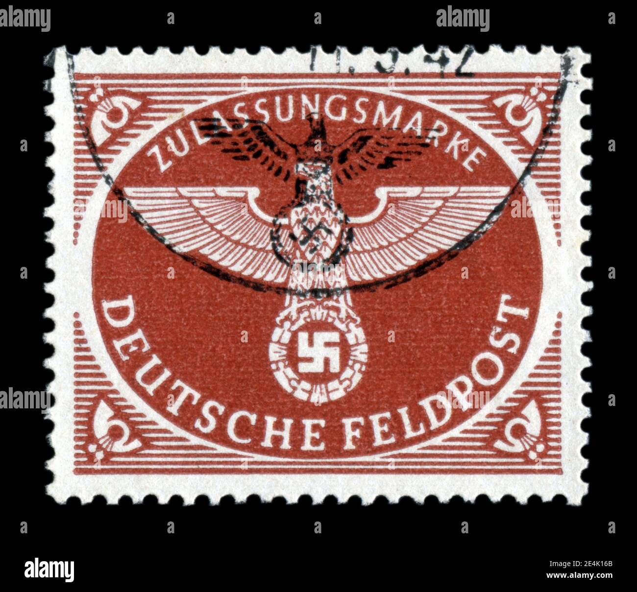 DEUTSCHLAND - UM 1942: Deutsche historische Briefmarke: Reichsadler mit Hakenkreuz, feldpost, für Pakete bis 1 kg, Poststempel, 2. weltkrieg Stockfoto