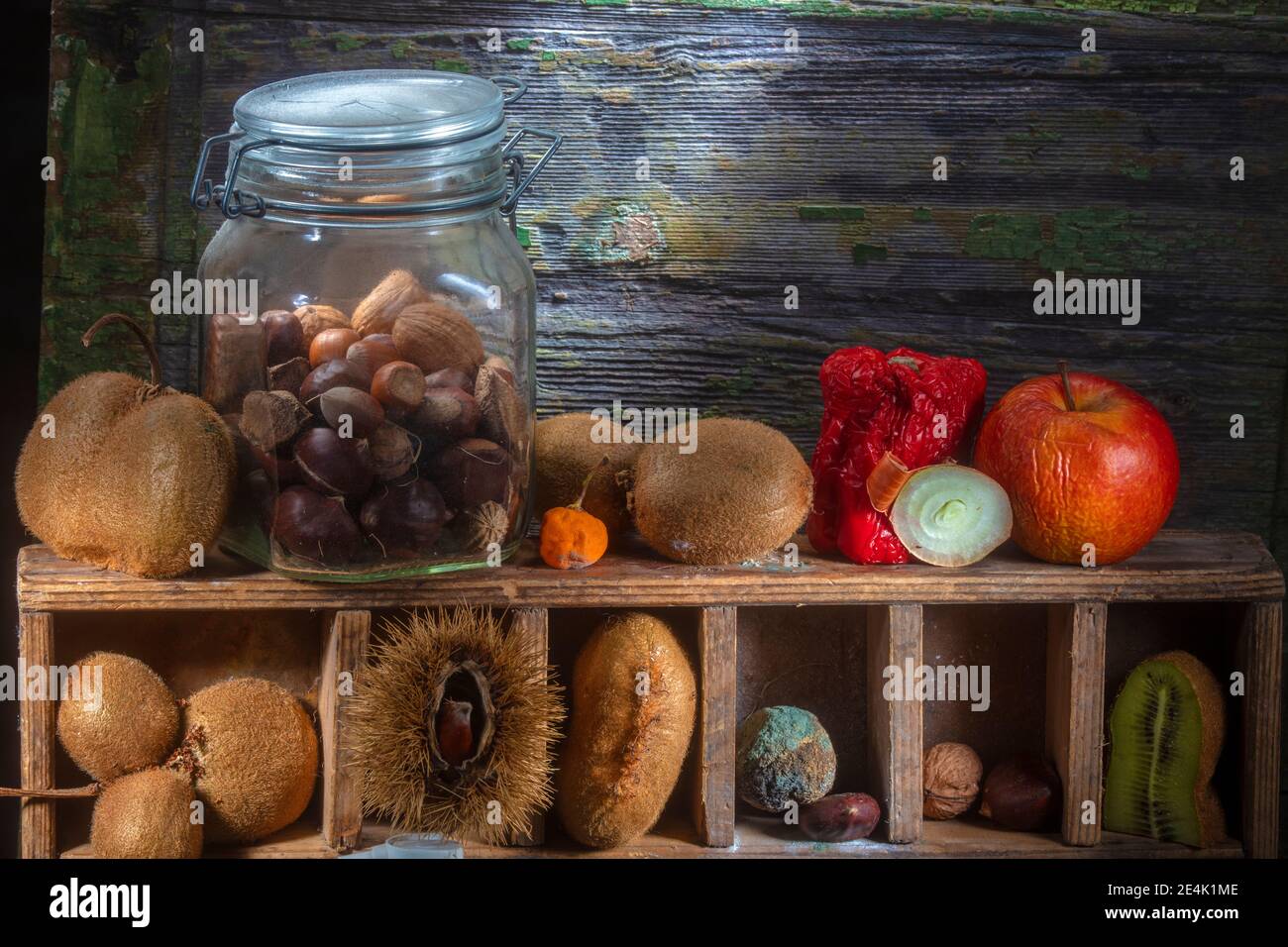 Foto von verschiedenen getrockneten und geformten Früchten Horizontal. Nahaufnahme. Gemischtes Obst und Gemüse. Sharp Light Studio. Kiwis und Muttern. Die meisten von ihnen ich Stockfoto