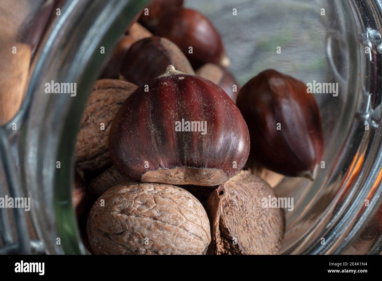 Foto von verschiedenen getrockneten Früchten Blick aus dem Glas.Close Up Shot. Sharp Light Studio. Nüsse im Glasglas Stockfoto
