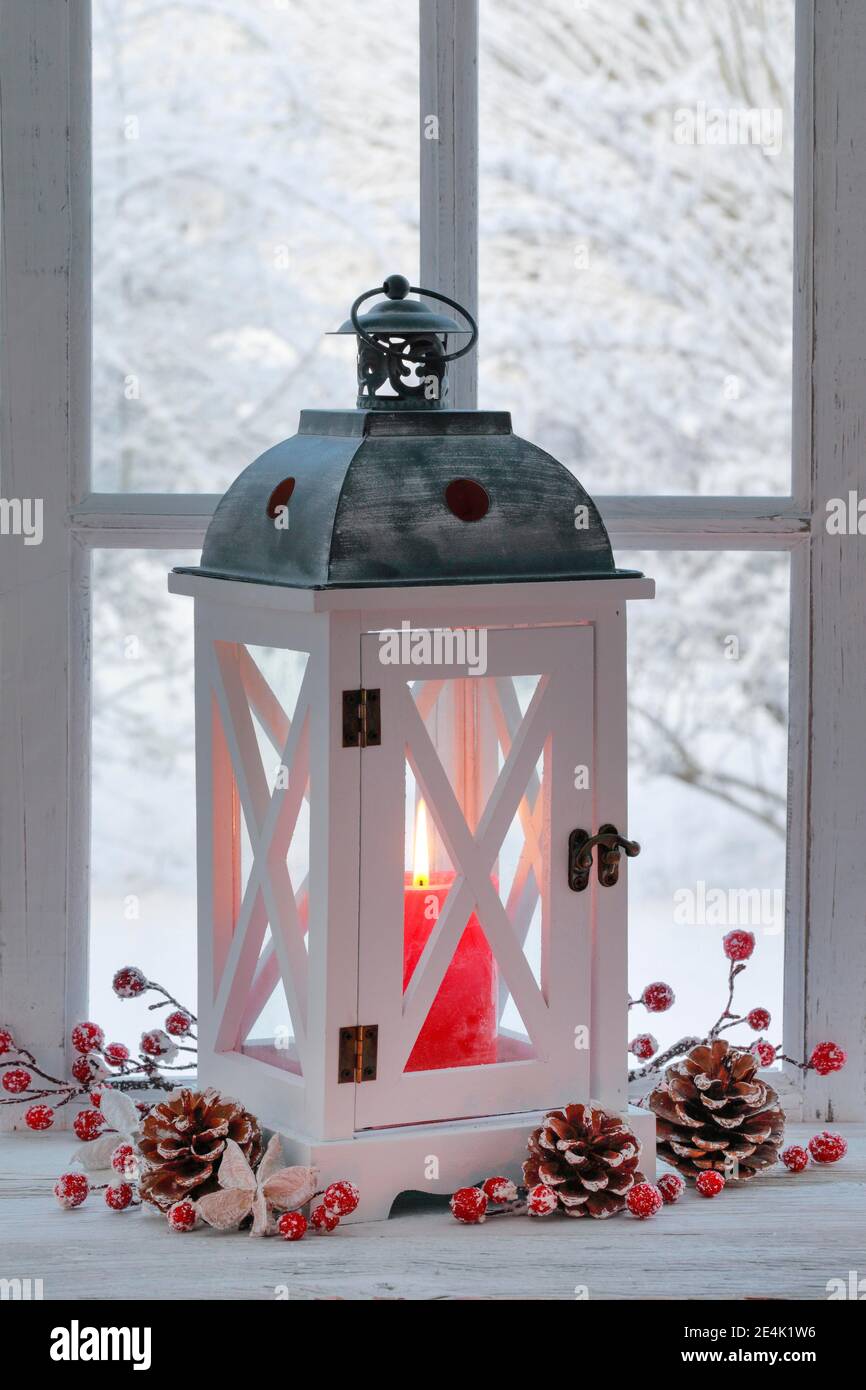Lantern with christmas decoration -Fotos und -Bildmaterial in hoher  Auflösung – Alamy