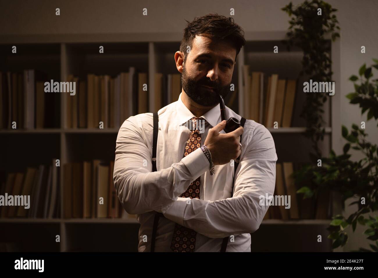 Porträt eines bärtigen Mannes, der Pfeife raucht Stockfoto