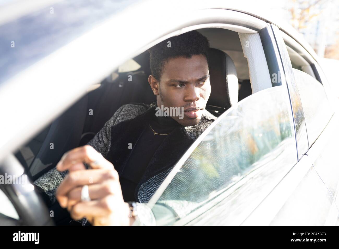 Junger Mann Steuerwagen Stockfoto