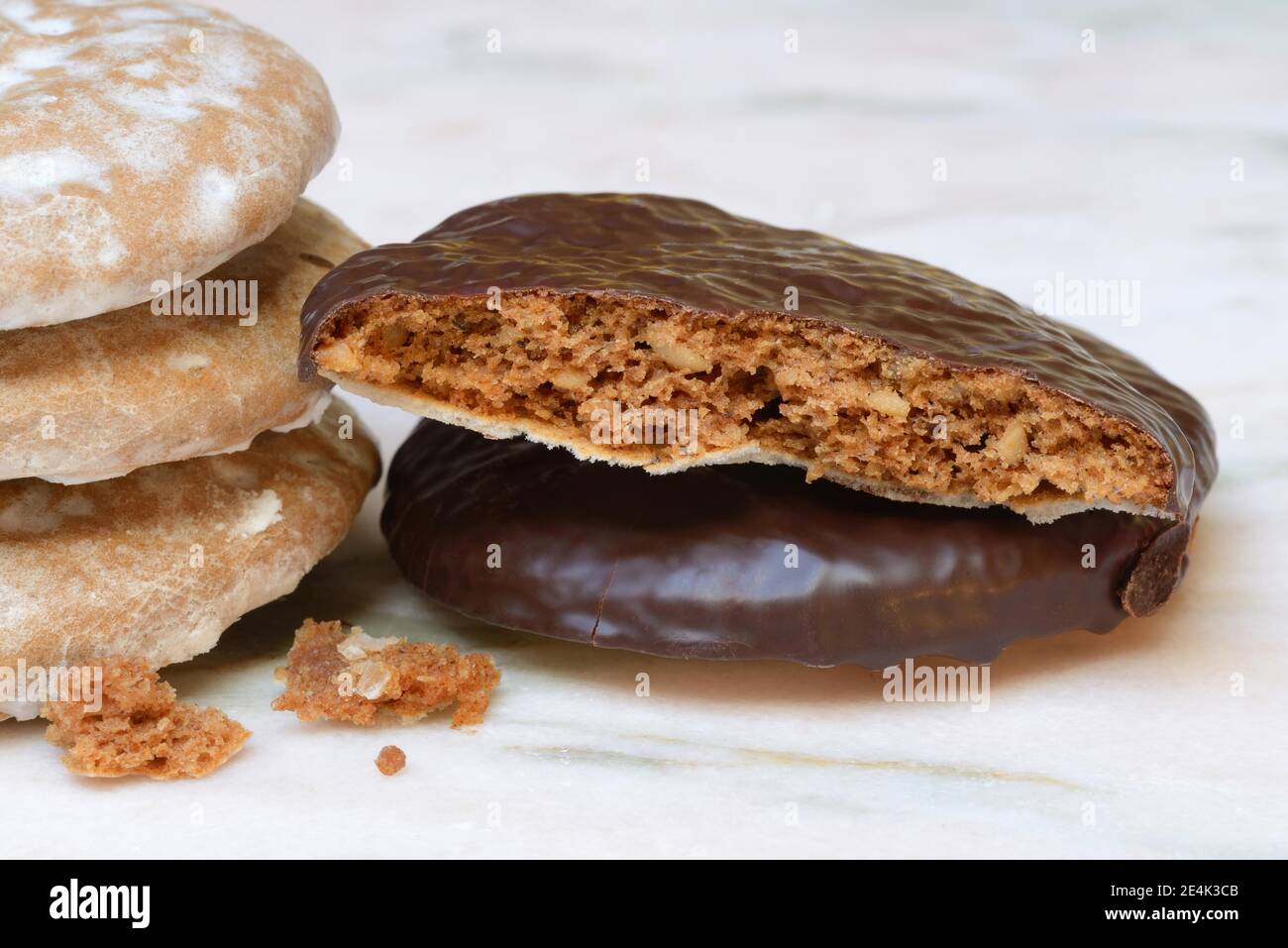 Oblaten-Lebkuchen, Oblatenlebkuchen, halbiert, geöffnet, Nürnberger Lebkuchen, glasiert Stockfoto