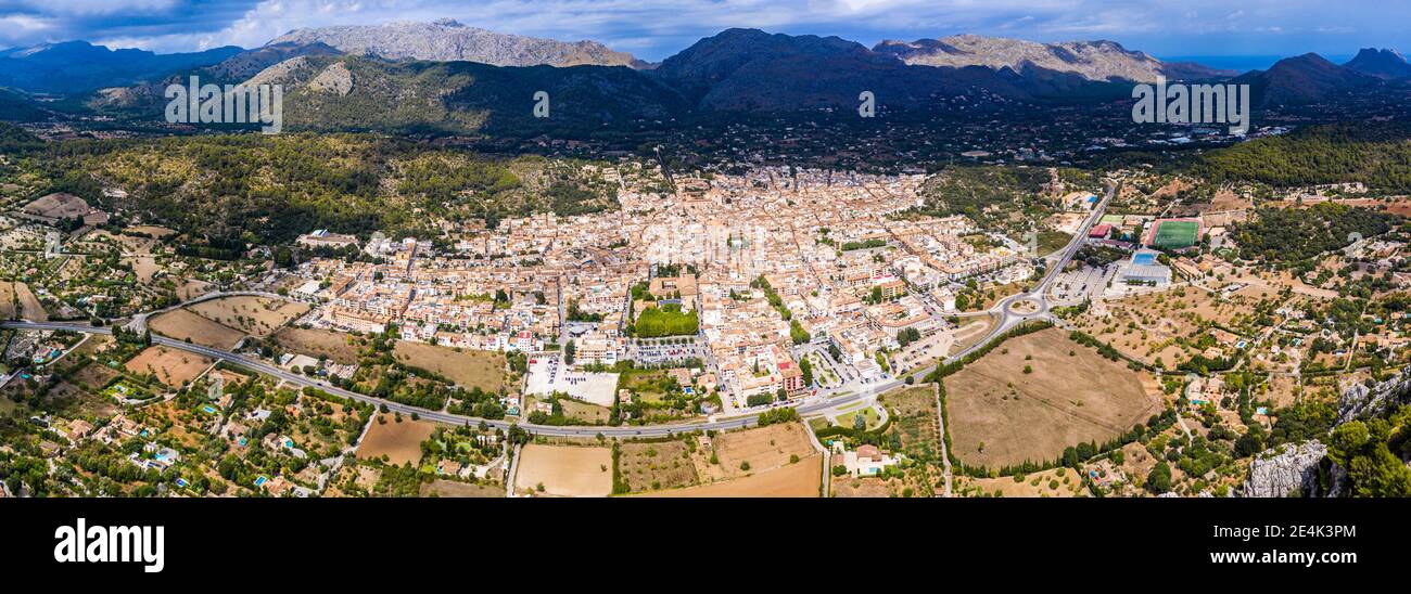 Spanien, Balearen, Mallorca, Pollena, Stadt und Tramuntana-Gebirge, Luftaufnahme Stockfoto