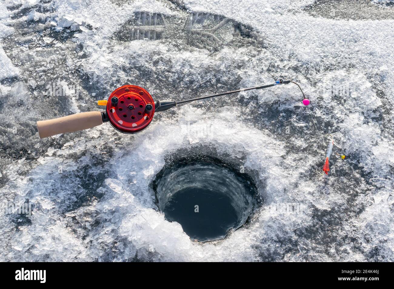 Winter Angelrute durch das Loch im Eis 5 Stockfoto