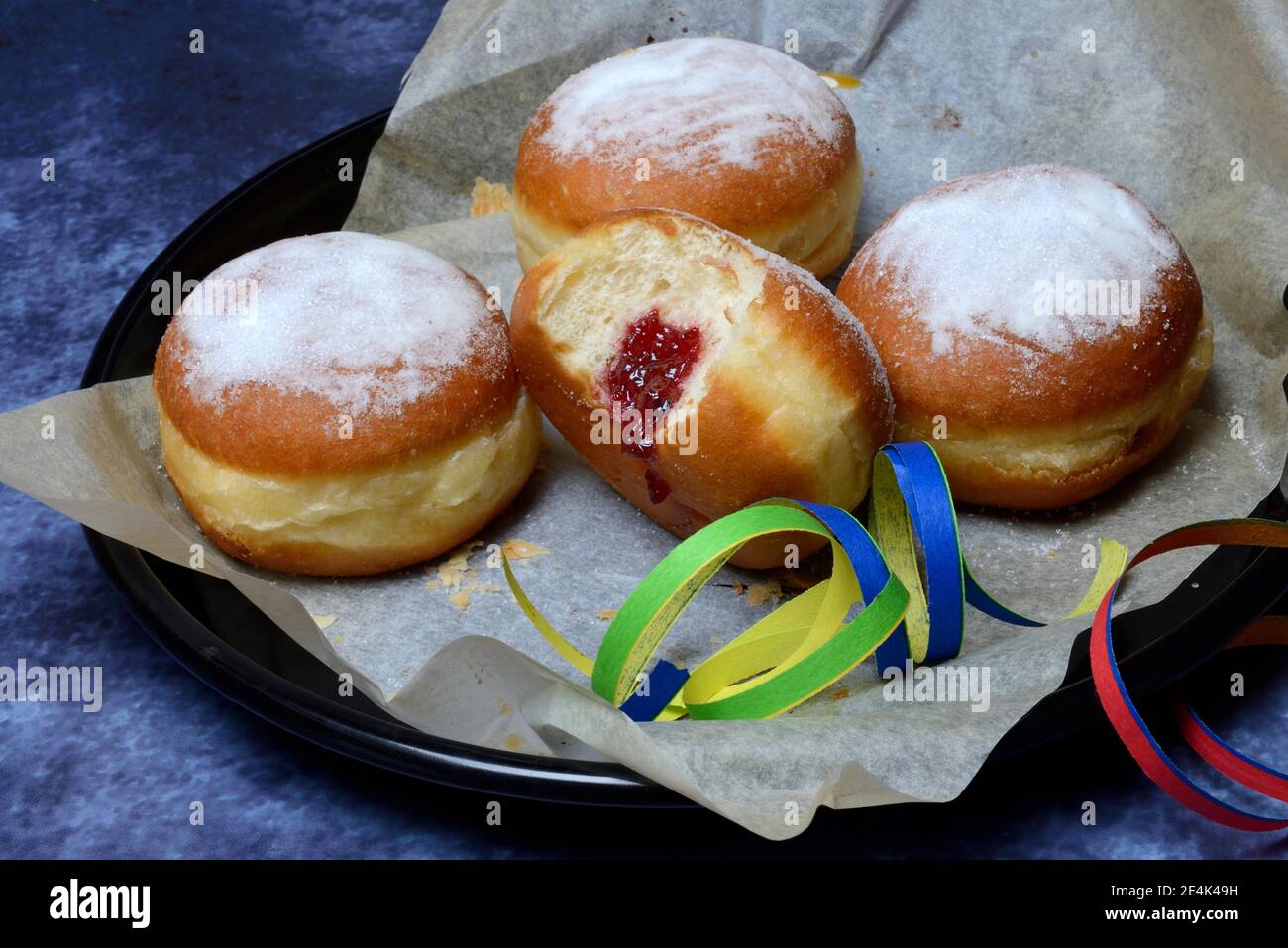 Berliner Pfannkuchen mit Streamer, Biss Stockfoto