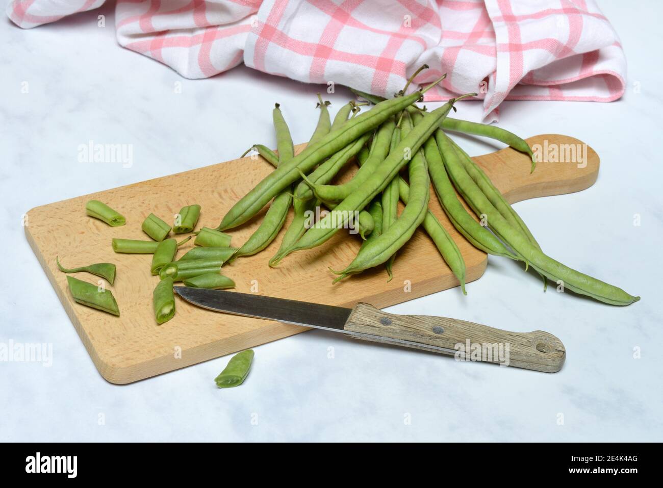 Polbohnen, Polbohnen auf Holzbrett mit Messer, zerkleinert, geschreddert, Phaseolus vulgaris Stockfoto