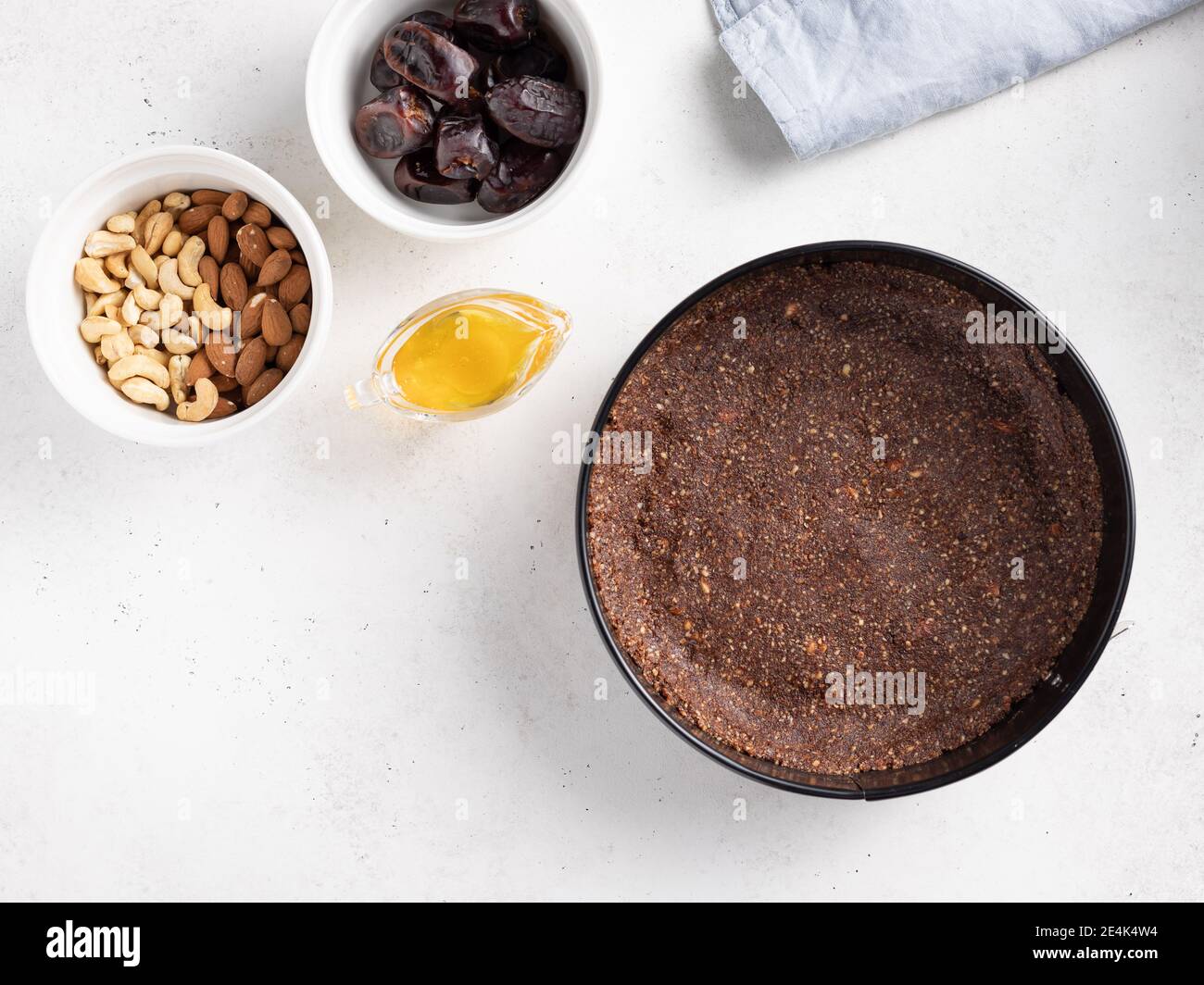 Vegane Kuchenbasis mit Nüssen, Datteln, Honig, Kakao Stockfoto