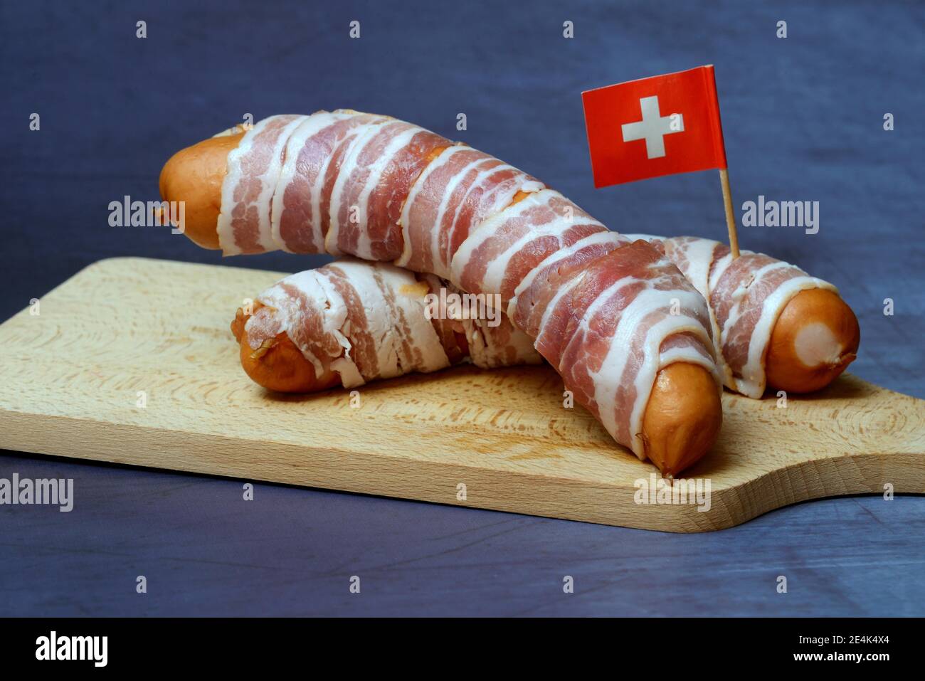 Bernerli, Berner Wurst, Grillwurst mit Speck und Käse Stockfoto