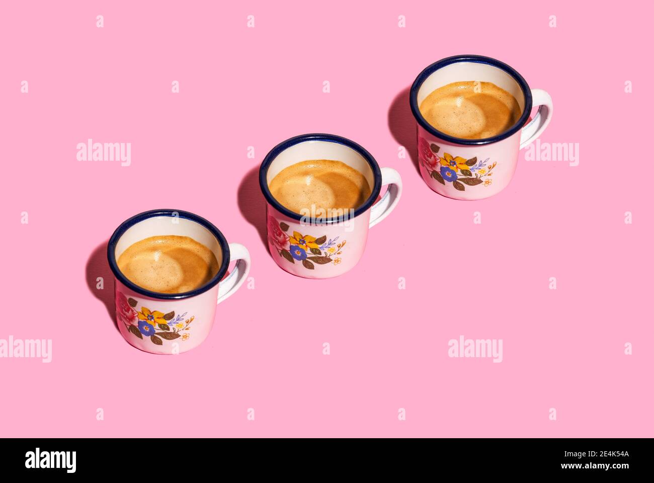 Drei altmodische Kaffeebecher aus Metall Stockfoto