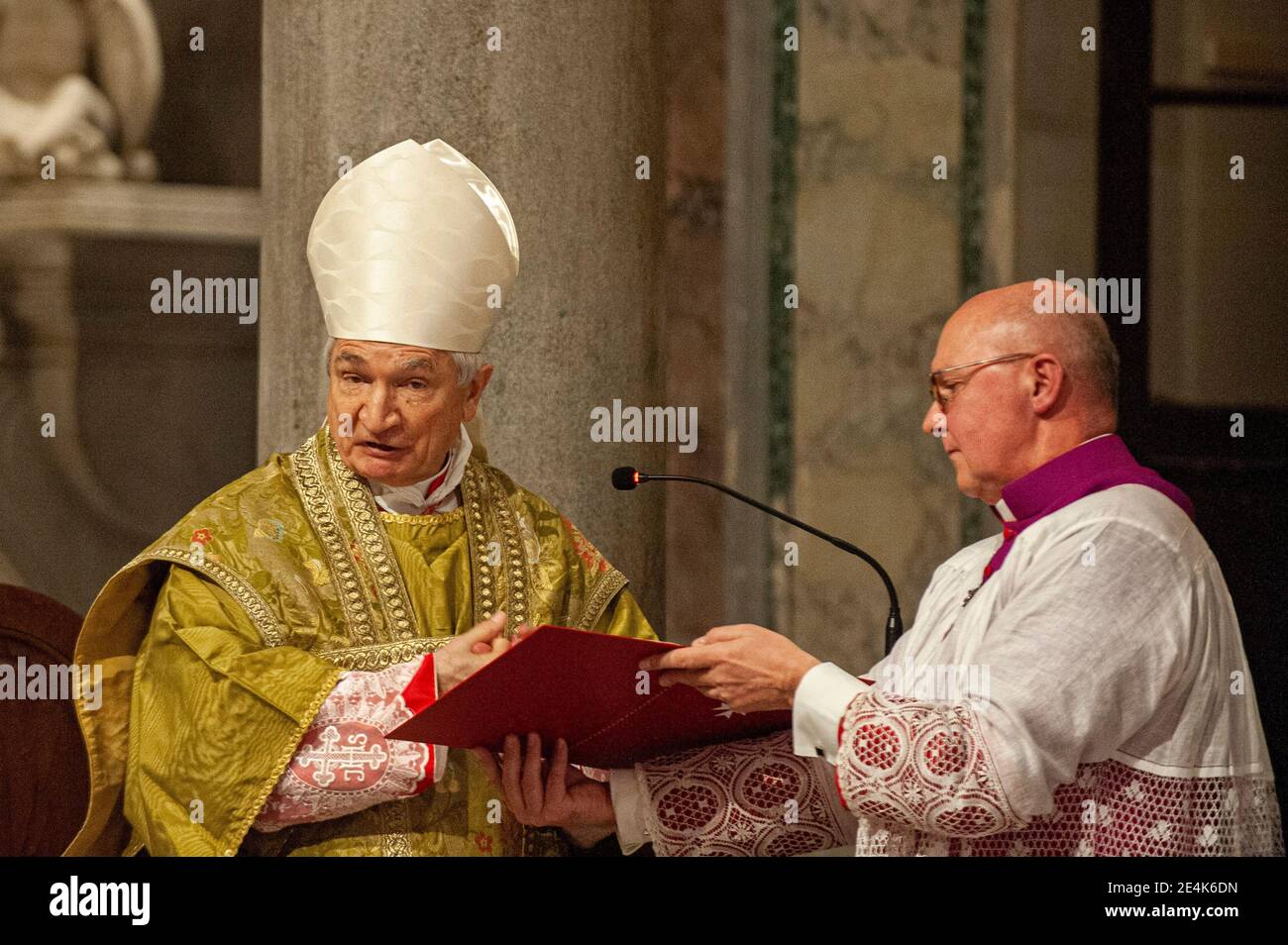 24. Januar 2020 : Karte. Silvano Maria Tomasi feiert die Messe während seiner Besitzergreifung der Diakonie von San Nicola in Carcere in Rom. Stockfoto