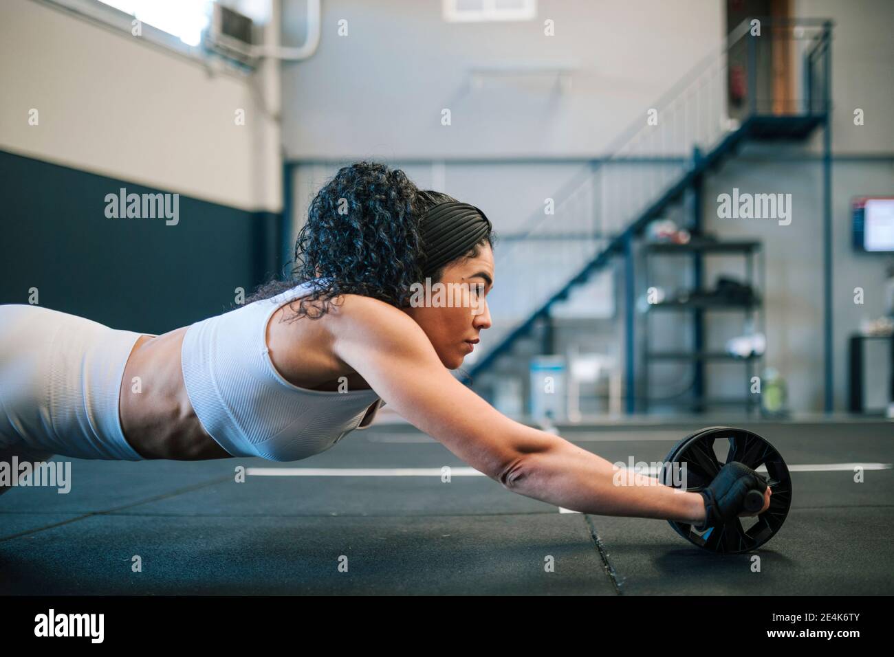 Selbstbewusstes Sportlertraining mit Bauchstraffung im Fitnessstudio Stockfoto