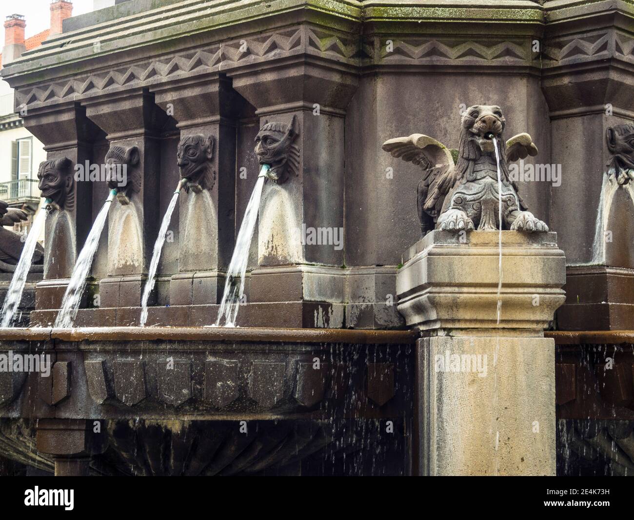 Clermont Ferrand. Brunnen aus vulkanischem Stein am Place de la Victoire. Puy de Dome. Auvergne-Rhone-Alpes. Frankreich Stockfoto