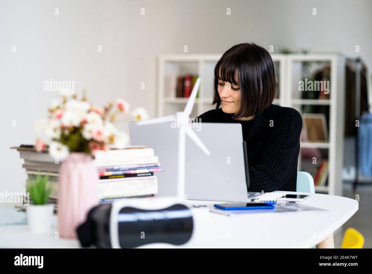 Junge Studentin mit Konzentration im Arbeitszimmer Stockfoto