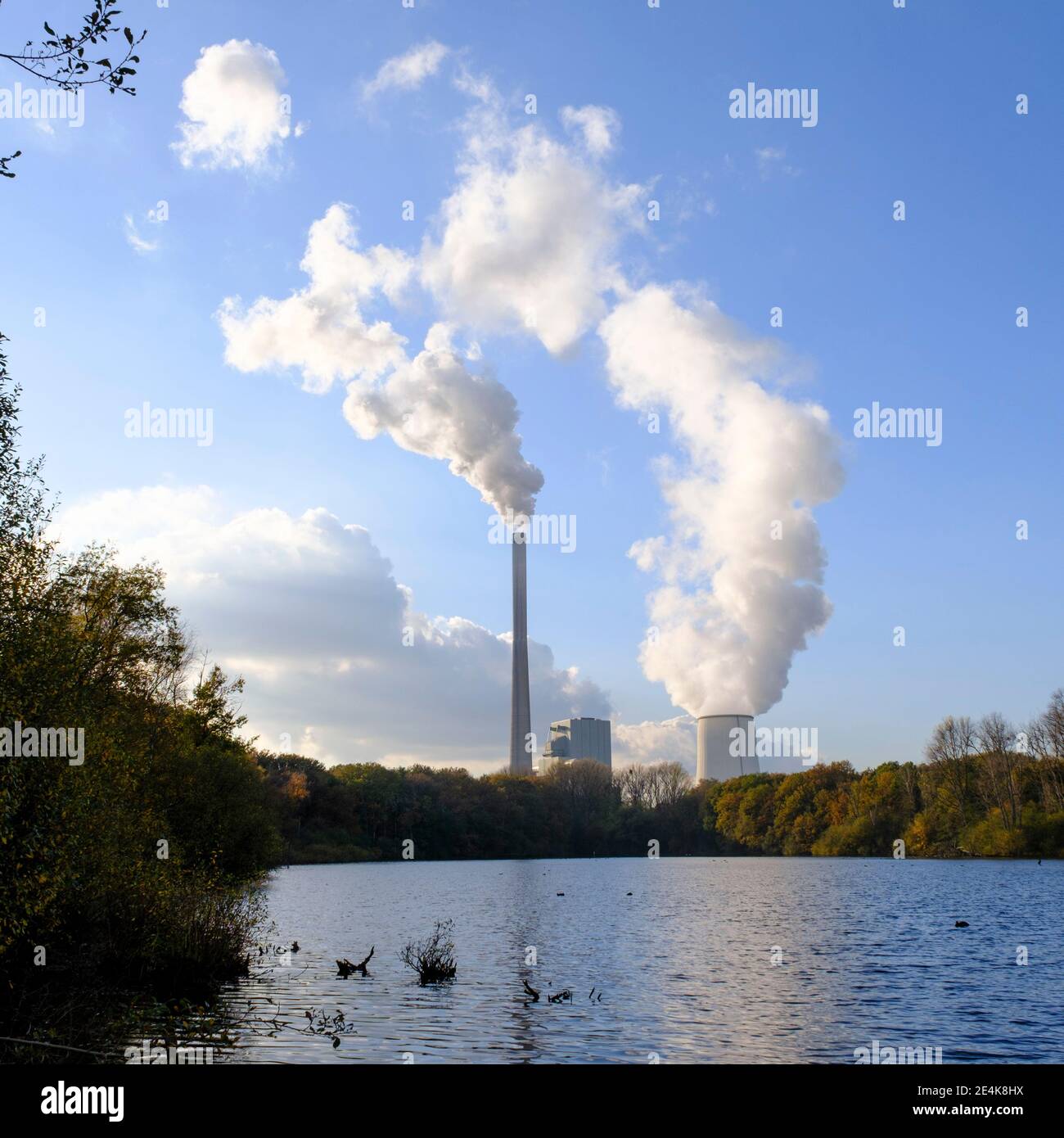 Deutschland, Nordrhein-Westfalen, Bergkamen, Fluss im Naturschutzgebiet Beversee mit Rauch aus Kohlekraftwerk im Hintergrund Stockfoto