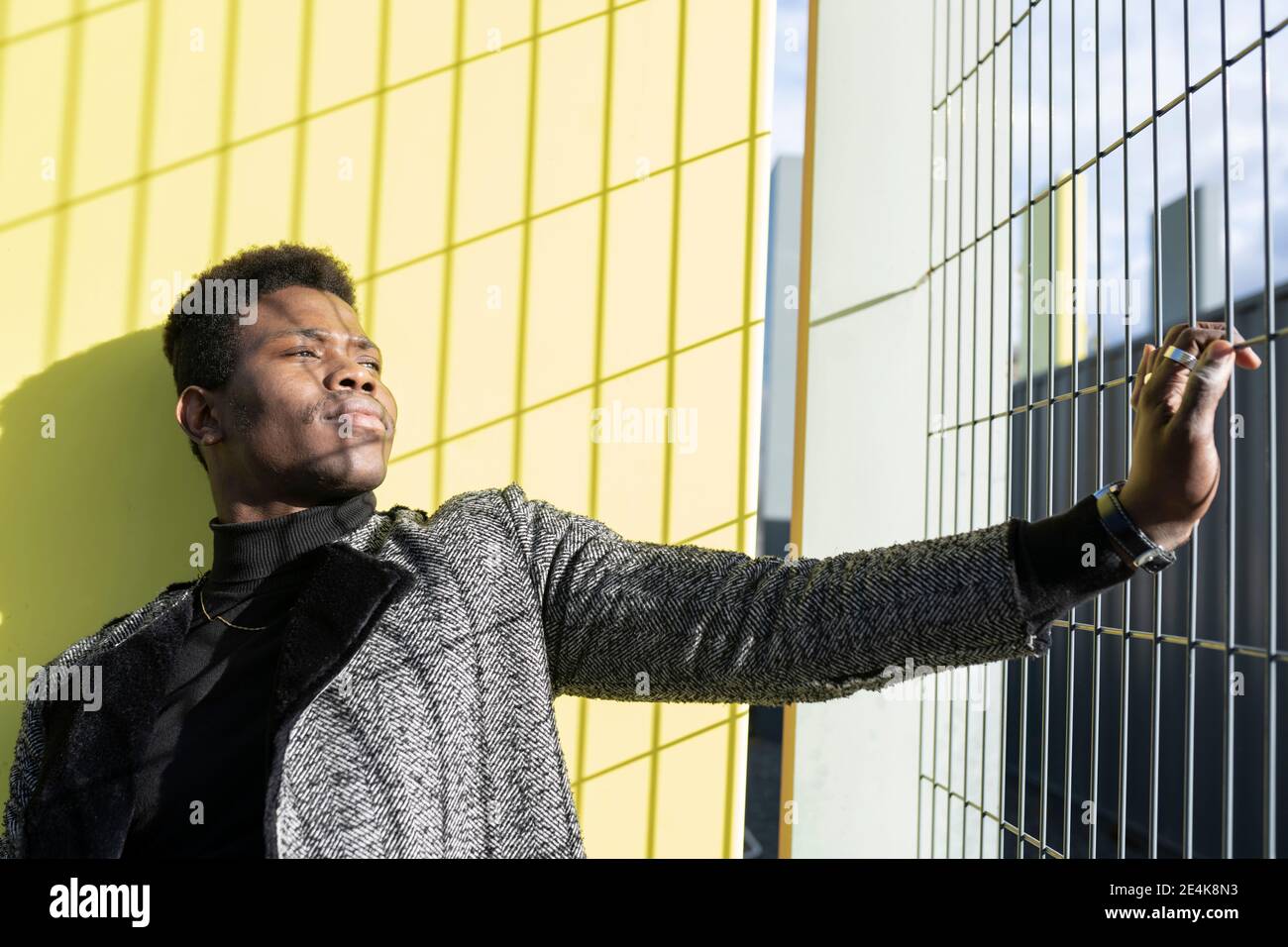Porträt eines eleganten jungen Mannes Stockfoto