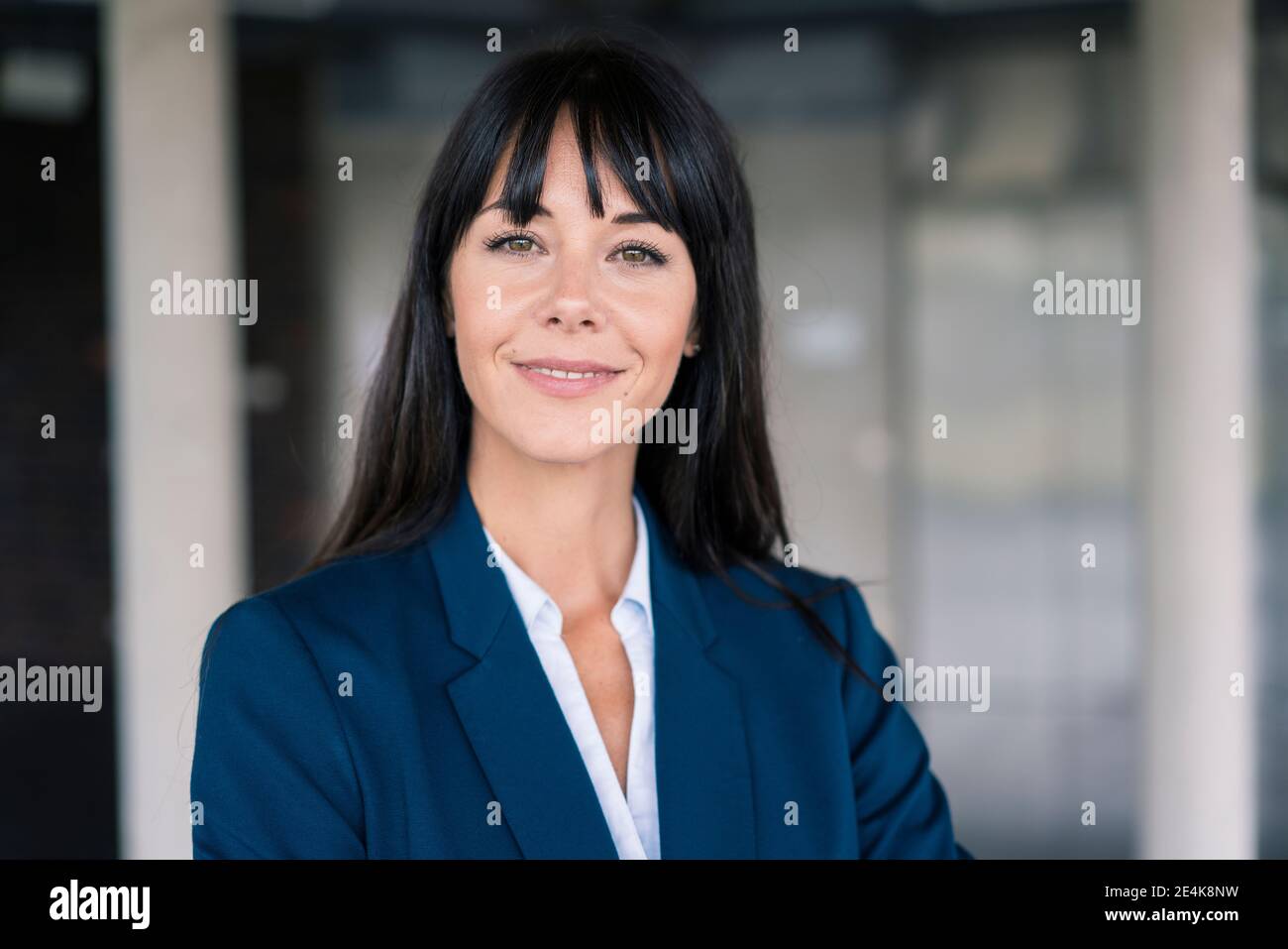 Lächelnde Frau in der Lobby Stockfoto Lächelnde Frau in der Lobby Stockfoto