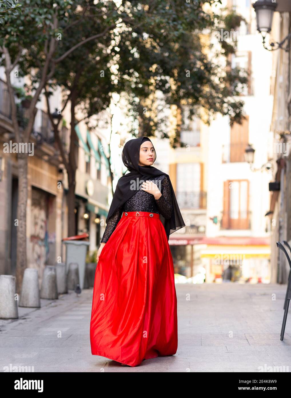Portrait der jungen Frau trägt Hijab und langen Rock zu Fuß Am Bürgersteig entlang Stockfoto