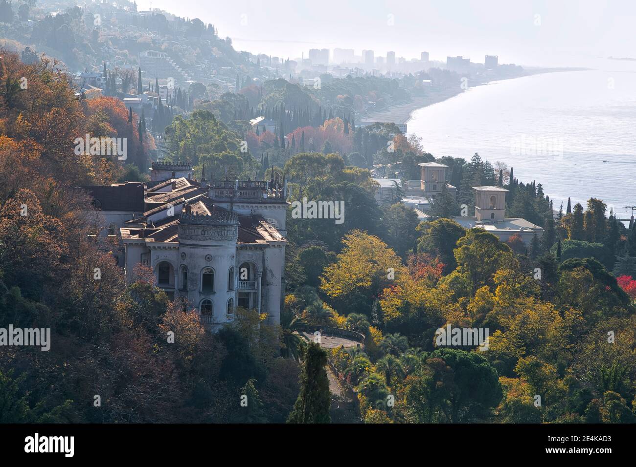 Georgien, Abchasien, Gagra, Küstenstadt im Herbst Stockfoto