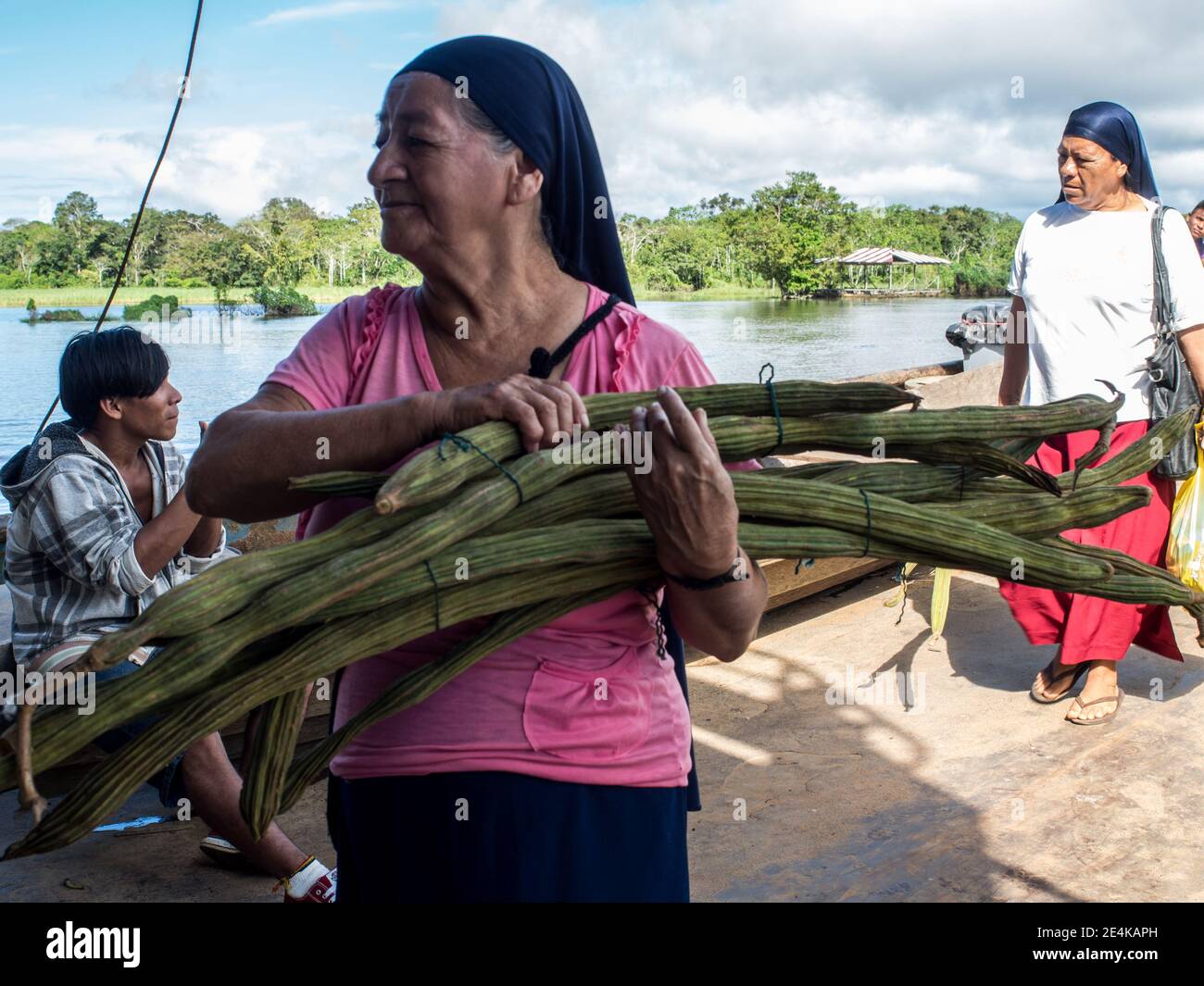 Amazonas, Peru - 03. Dez 2018: Lifestyle. Einheimische Frau, die auf der Fähre von Santa Rosa nach Iquit Obst verkauft (guama, Guaba, Pepeto, paterna oder inga) Stockfoto