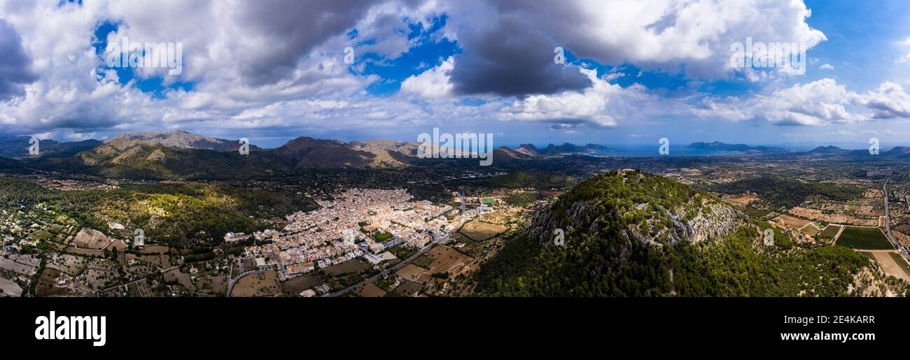 Spanien, Balearen, Mallorca, Pollena, Stadt und Tramuntana-Gebirge, Luftaufnahme Stockfoto