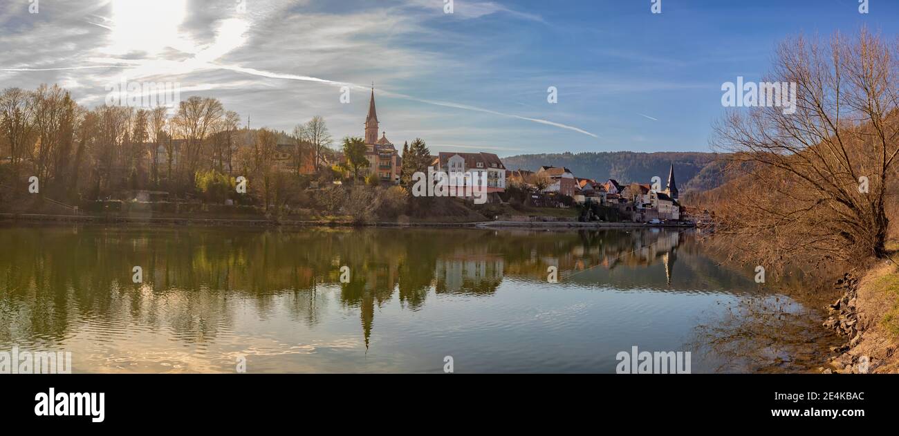 Sonnenuntergangsszene am deutschen Fluss. Neckar und Stadt Neckargemund in süddeutschland Stockfoto
