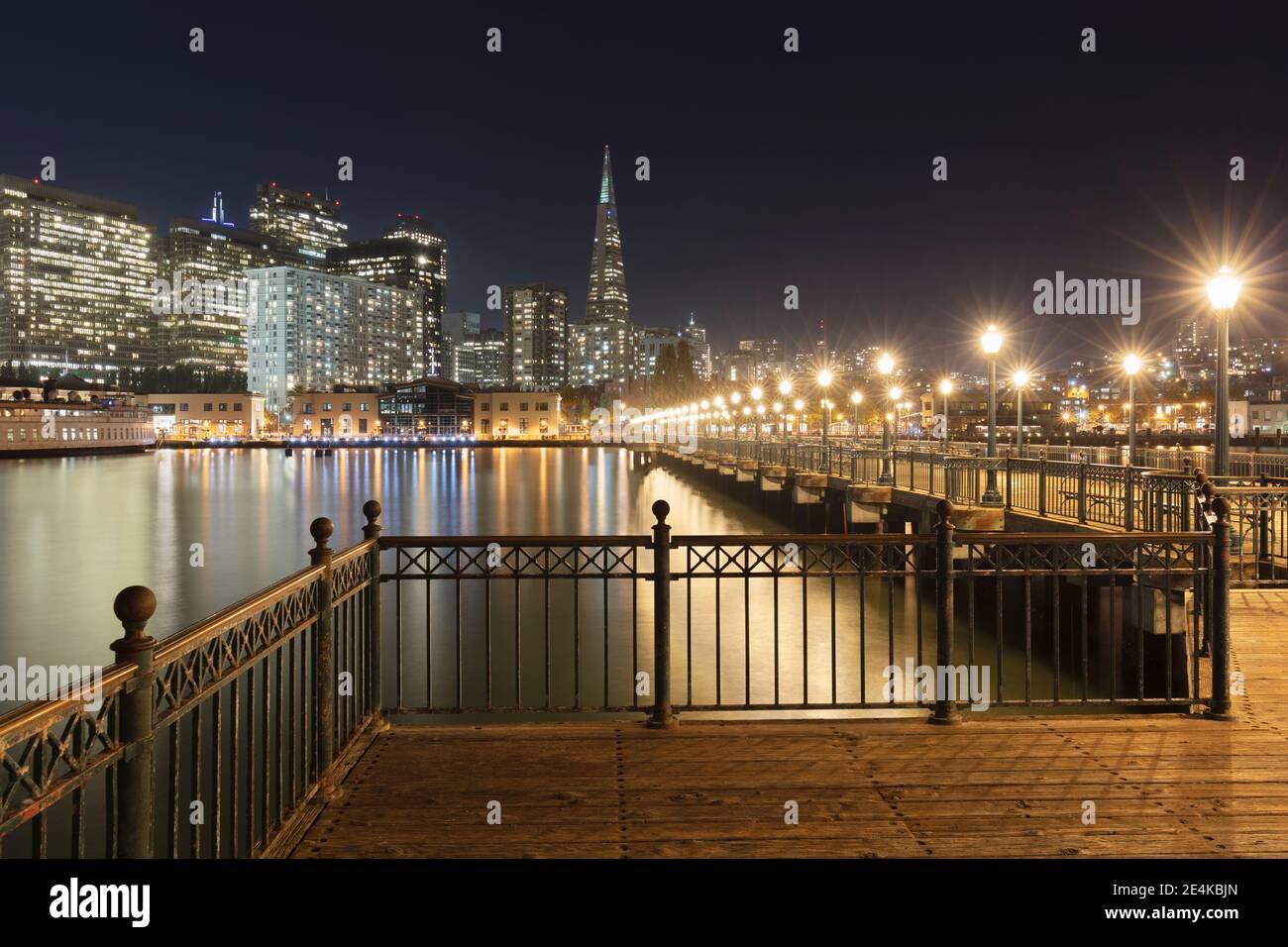 Pier 7 mit beleuchtetem Gebäude im Hintergrund in San Francisco, Kalifornien, USA Stockfoto