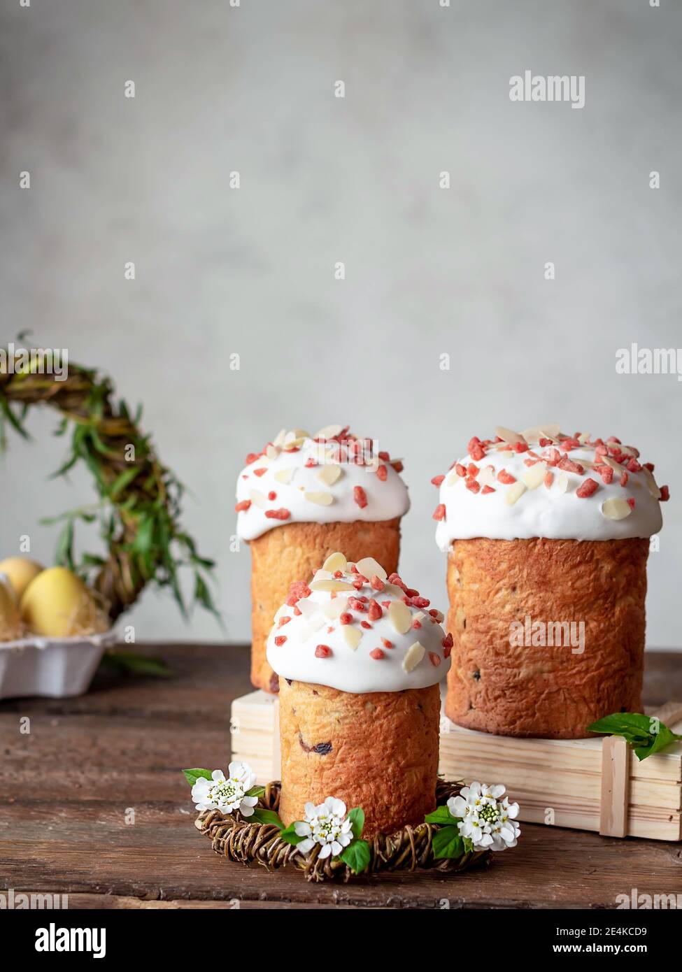 Osterkomposition mit Osterkuchen, Kulich und bunten Eiern Stockfoto