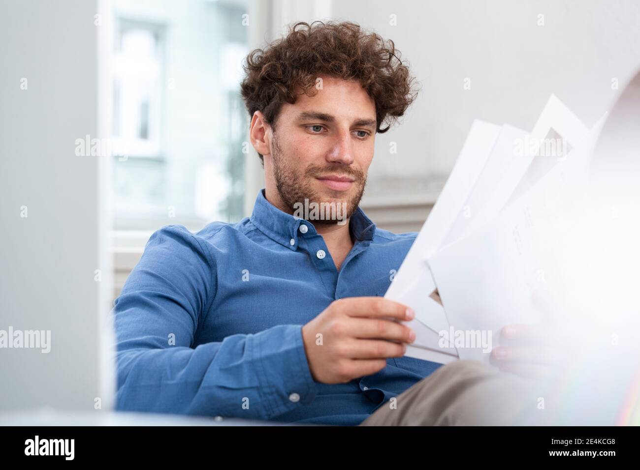 Männliches professionelles Brainstorming beim Betrachen von Papierdokumenten im Büro Stockfoto