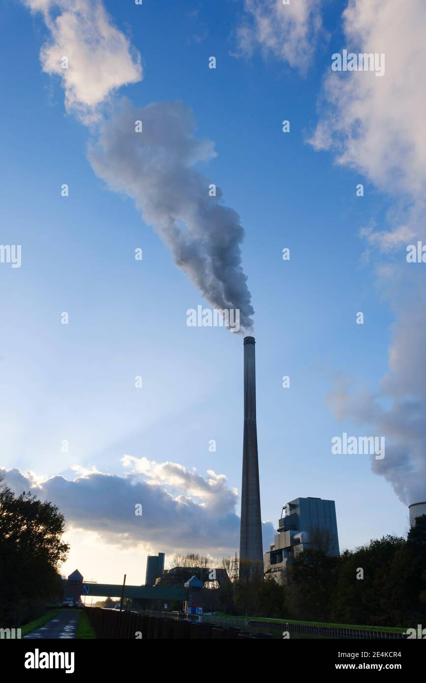 Deutschland, Nordrhein-Westfalen, Bergkamen, Rauch steigt bei Sonnenuntergang aus dem Kohlekraftwerk Stockfoto