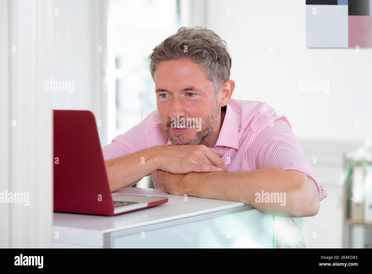 Ältere männliche professionelle mit Laptop am Schreibtisch Stockfoto Ältere männliche professionelle mit Laptop am Schreibtisch Stockfoto