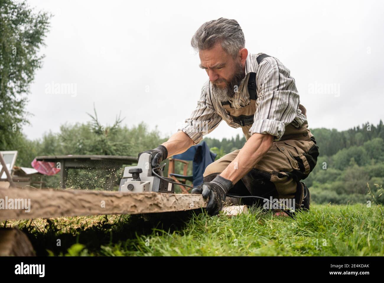Tischlersägebrett mit Kreissäge Stockfoto