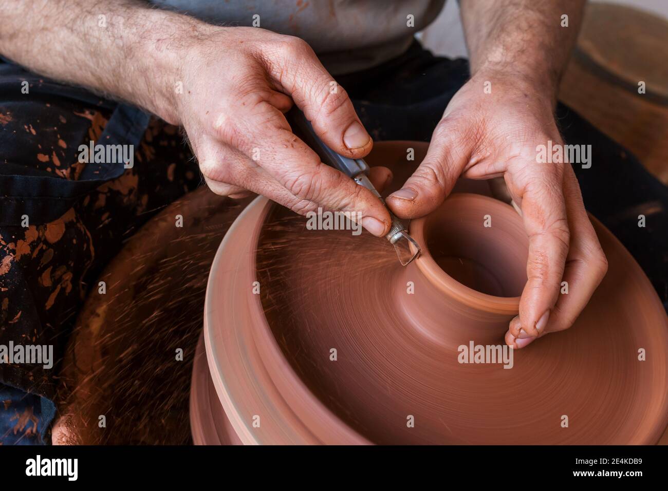 Professionelle Potter die Schüssel in der Töpferei, Studio. Stockfoto