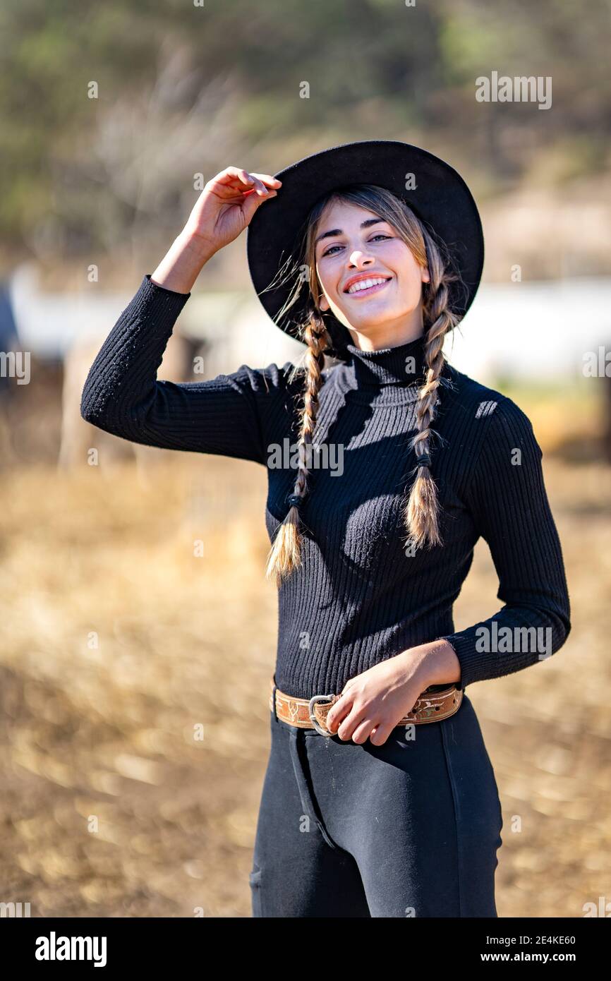 Porträt einer Rancherin in schwarzem Hut Stockfoto