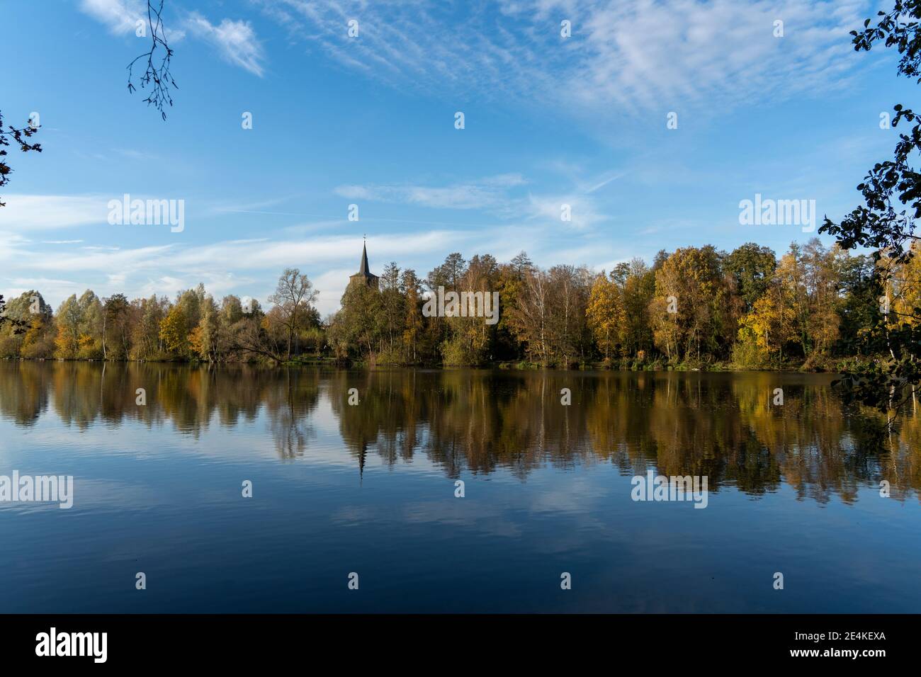 Landschaftlich schöner Blick auf den ruhigen See von Bäumen gegen den Himmel in Wald Stockfoto