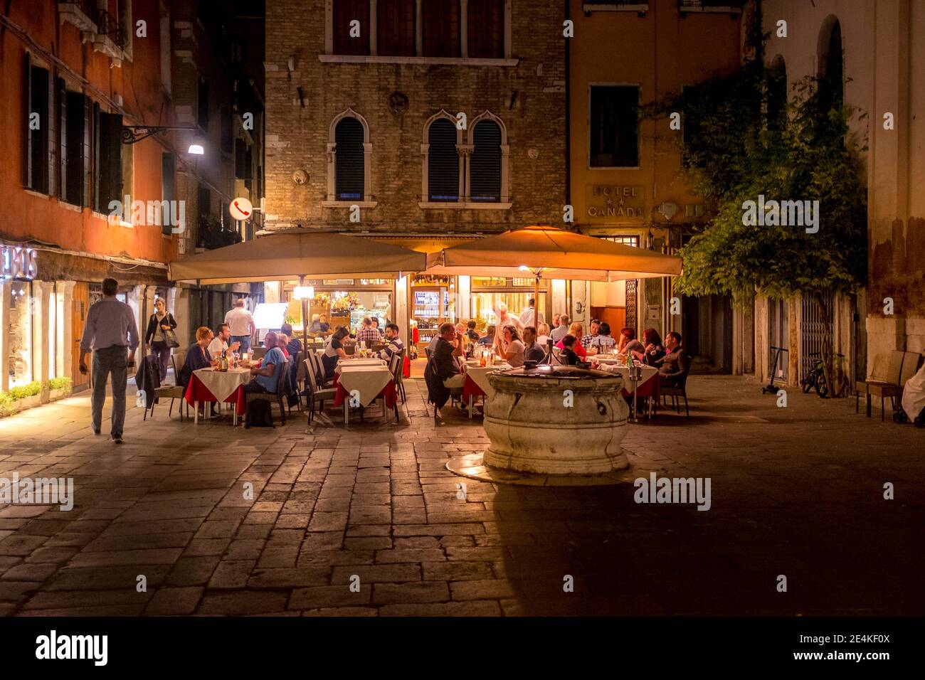 Venedig, abends essen gehen Stockfoto