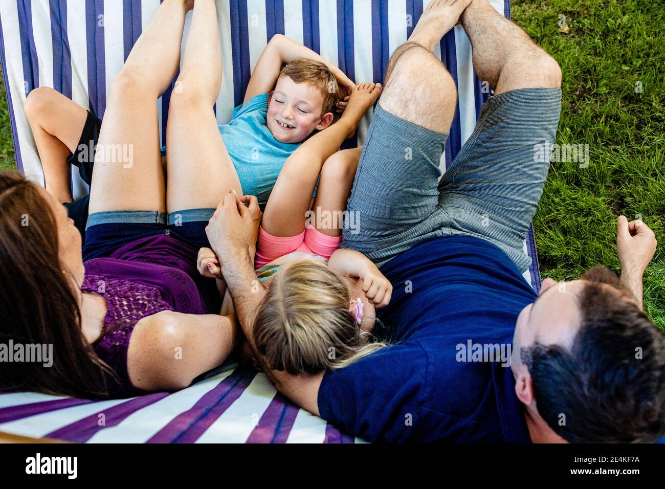 Familie, die sich am Wochenende in der Hängematte entspannen kann Stockfoto