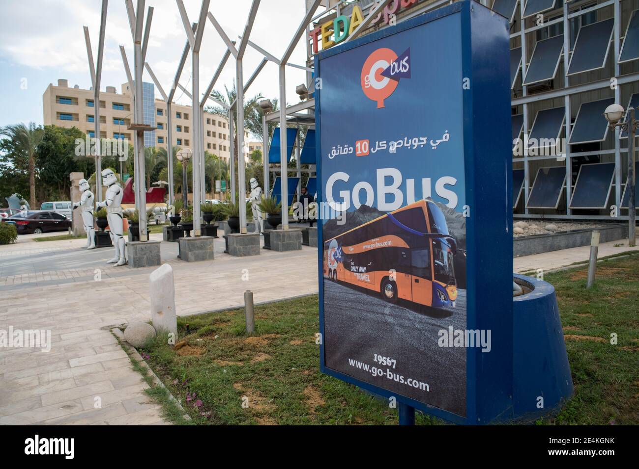 Tianjin/Kairo. Januar 2021. Das Foto vom 14. Januar 2021 zeigt ein Plakat der Go Bus Gesellschaft in der China-Ägypten TEDA Suez Wirtschafts-und Handelskooperationszone in Ain Sokhna, Ägypten. Quelle: Wu Huiwo/Xinhua/Alamy Live News Stockfoto