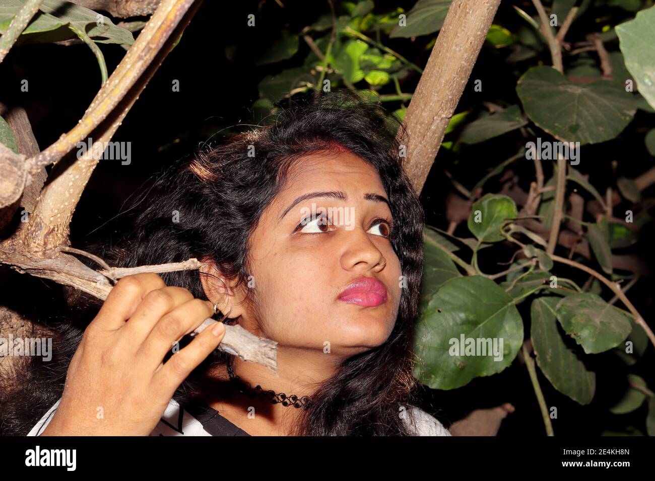 Nahaufnahme Porträt von zuversichtlich lächelnd glücklich hübsche junge hindu-Frau in weißem Hemd, schöne hindu-Frau wegschauen, schöne indische Frau Gesicht Stockfoto