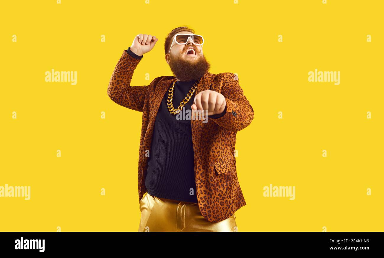 Glücklich junger Mann tanzen gangnam Stil und Spaß isoliert Auf farbigem Hintergrund Stockfoto