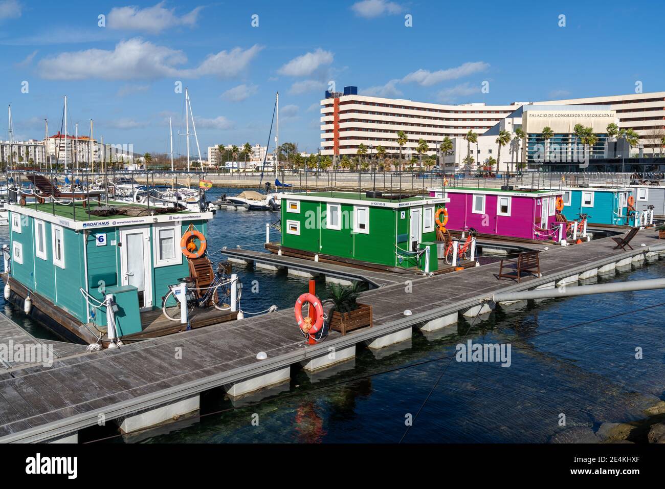 La Linea de la Concepcion, Spanien - 22. Januar 2020: Bunte Hausboote in der Marina bei Gibraltar Stockfoto