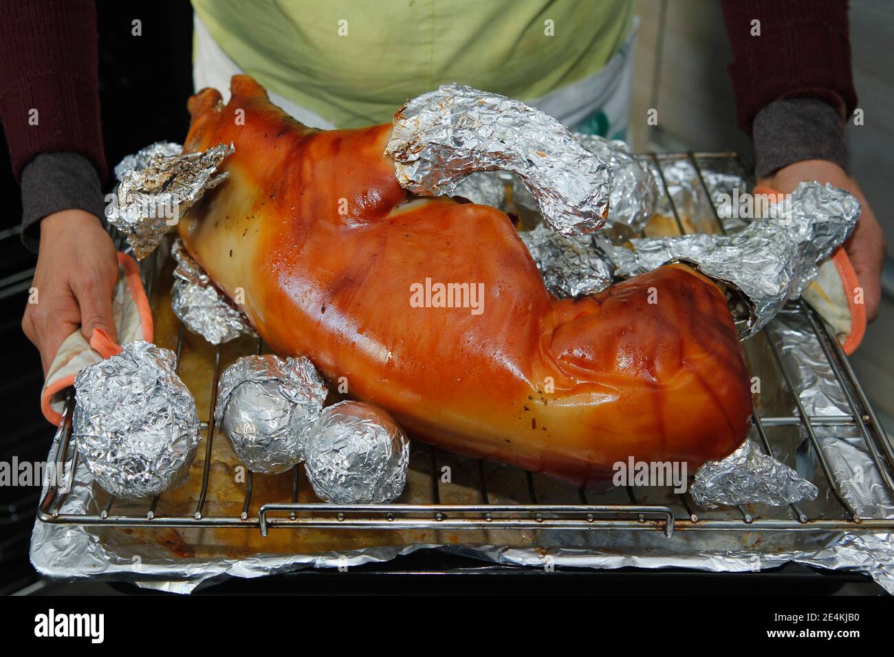 Gebackenes Saugerschwein. Typisches Essen aus Spanien. Stockfoto