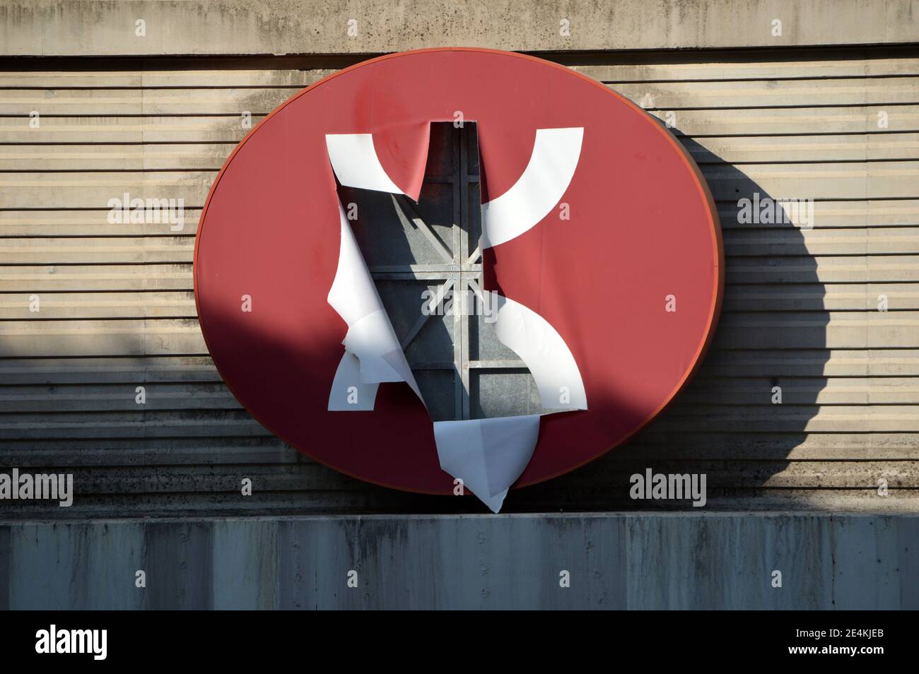 Beschädigtes MTR-Logo auf der Yuen Long Station, Hongkong Stockfoto