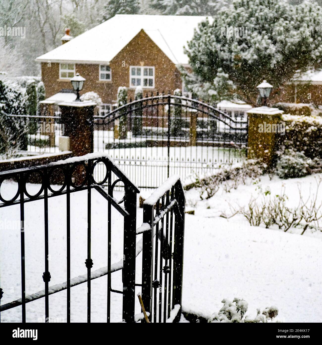 Epsom Surrey, London Großbritannien, Januar 24 2021, Haus bedeckt mit frischem Schnee ohne Menschen Stockfoto